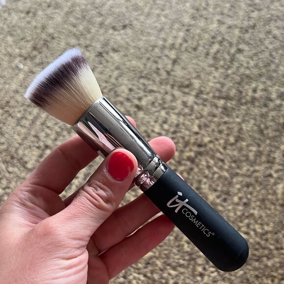 It cosmetics Flat Top Buffing Foundation Brush - Picture 2 of 5